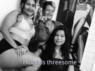 Hot_girls_threesome